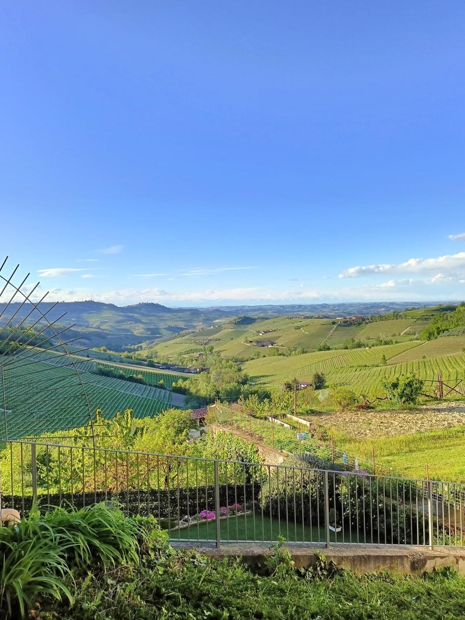 Soggiorno Con Splendida Vista Monforte dʼAlba Exteriör bild